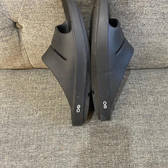 OOFOS OOahh Men's Classic Black Slide Sandals - Picture 6 of 8
